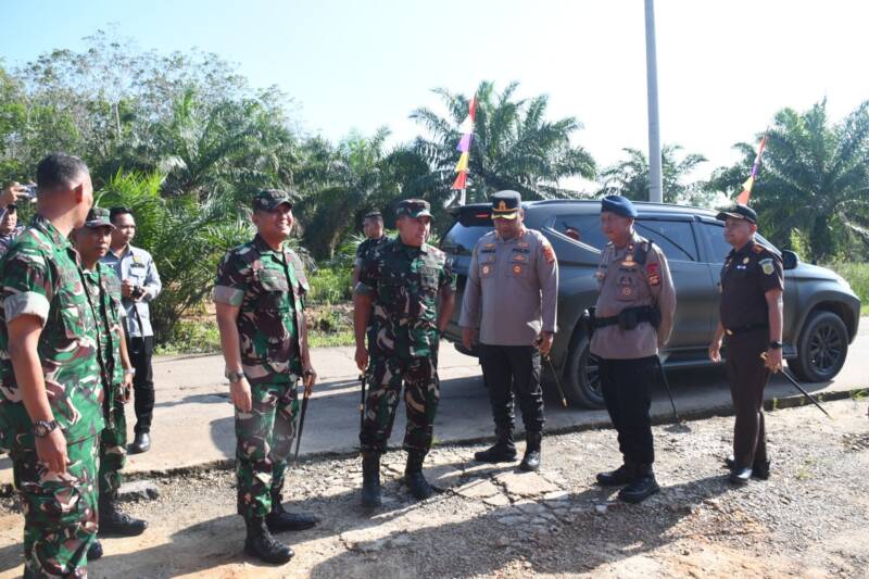 Pangdam II/Sriwijaya Mayjen TNI Ujang Darwis didampingi Danrem 044/Gapo Brigjen TNI Khabib Mahfud meninjau lahan hibah seluas 27,49 hektare di Dusun Jerambah Besi, PALI, Kamis (16/4/2026). Kunjungan ini bertujuan memastikan kesiapan lahan untuk pembangunan Batalyon TP guna memperkuat pertahanan wilayah Sumsel. (Foto: Dok/Korem Gapo)