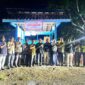 Kapolres OKU Selatan, AKBP I Made Redi Hartana, S.H., S.I.K., M.I.K., berfoto bersama warga dan jajaran di depan Pos Kamling Desa Gunung Terang saat peluncuran intensif program SAROMA (Sambang Ronda Malam), Kamis (16/4). Selain mempererat silaturahmi, kegiatan ini fokus pada penguatan pengamanan swakarsa dan pemberian sarana kontak untuk meningkatkan kewaspadaan masyarakat di jam rawan.  (Foto: Dok/Polda Sumsel)