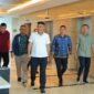 Sekda Kota Palembang, Aprizal Hasyim (tengah putih), didampingi jajaran saat meninjau persiapan Ampera Tourism Run 2026. Ajang ini ditargetkan menjadi magnet pariwisata internasional dengan dukungan penuh sinergi lintas sektor dan Bank Mandiri. (Foto: Dok/Pemkot Palembang)
