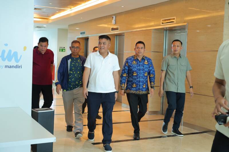 Sekda Kota Palembang, Aprizal Hasyim (tengah putih), didampingi jajaran saat meninjau persiapan Ampera Tourism Run 2026. Ajang ini ditargetkan menjadi magnet pariwisata internasional dengan dukungan penuh sinergi lintas sektor dan Bank Mandiri. (Foto: Dok/Pemkot Palembang)