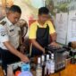 Petugas Rutan Kelas I Palembang, Dimas, mendampingi warga binaan dalam proses pengolahan Kopi Ratu Lembang, Kamis (18/04). Inovasi UMKM ini bertujuan membekali warga binaan dengan keterampilan profesional dan pendapatan mandiri melalui sistem bagi hasil, sekaligus mendukung Program Akselerasi Menteri Imigrasi dan Pemasyarakatan. (Foto: Dok/yulie)