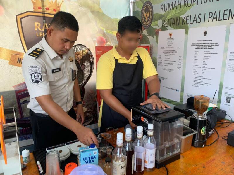 Petugas Rutan Kelas I Palembang, Dimas, mendampingi warga binaan dalam proses pengolahan Kopi Ratu Lembang, Kamis (18/04). Inovasi UMKM ini bertujuan membekali warga binaan dengan keterampilan profesional dan pendapatan mandiri melalui sistem bagi hasil, sekaligus mendukung Program Akselerasi Menteri Imigrasi dan Pemasyarakatan. (Foto: Dok/yulie)