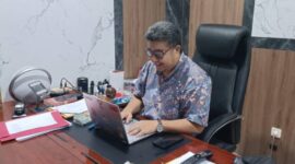 Kepala Dinas LH PALI saat memberikan keterangan terkait tindak lanjut sidak Wabup di KM 36 PT Servo Lintas Raya. Pemkab PALI menggandeng Sukofindo untuk uji lab sampel limbah guna memastikan kepatuhan perusahaan terhadap baku mutu lingkungan. (Foto: Dok/tintamerah)