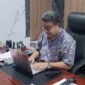 Kepala Dinas LH PALI saat memberikan keterangan terkait tindak lanjut sidak Wabup di KM 36 PT Servo Lintas Raya. Pemkab PALI menggandeng Sukofindo untuk uji lab sampel limbah guna memastikan kepatuhan perusahaan terhadap baku mutu lingkungan. (Foto: Dok/tintamerah)