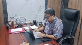 Kadis LH PALI, Aryansyah, menekankan bahwa efisiensi biaya akibat penyetopan hauling tidak boleh menjadi alasan PT SLR mengabaikan pengelolaan lingkungan. Jika hasil lab terbukti melampaui ambang batas, Pemkab PALI siap mengambil langkah tegas. (Foto: Dok/tintamerah)