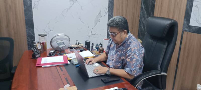 Kadis LH PALI, Aryansyah, menekankan bahwa efisiensi biaya akibat penyetopan hauling tidak boleh menjadi alasan PT SLR mengabaikan pengelolaan lingkungan. Jika hasil lab terbukti melampaui ambang batas, Pemkab PALI siap mengambil langkah tegas. (Foto: Dok/tintamerah)