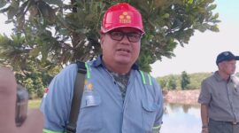 Manager HSE PT SLR, Juliadi Tumanggor saat memberikan penjelasan terkait fungsi kolam pengendapan lumpur di KM 36. Pihak perusahaan mengklaim telah melakukan tindakan cepat dan perbaikan tanggul sesuai rekomendasi pemerintah daerah. (Foto: Dok/Santo)