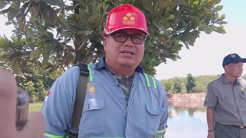 Manager HSE PT SLR, Juliadi Tumanggor saat memberikan penjelasan terkait fungsi kolam pengendapan lumpur di KM 36. Pihak perusahaan mengklaim telah melakukan tindakan cepat dan perbaikan tanggul sesuai rekomendasi pemerintah daerah. (Foto: Dok/Santo)