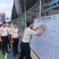 Kepala Rutan Kelas I Palembang, Muhammad Rolan, menandatangani komitmen bersama jajaran untuk menyapu bersih peredaran narkoba dan penggunaan handphone ilegal di lingkungan Rutan, Sabtu (18/4). Langkah ini menjadi bukti nyata integritas petugas dalam menjaga keamanan dan ketertiban tanpa kompromi. (Foto: Dok/yulie)