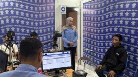 Petugas Satlantas Polrestabes Palembang melayani proses registrasi dan identifikasi SIM D bagi atlet disabilitas di Satpas Jakabaring, Palembang, Kamis (16/4/2026). Program SIM D gratis ini merupakan wujud nyata pelayanan Polri yang inklusif dan apresiasi terhadap atlet berprestasi guna mendukung kemandirian serta keselamatan berkendara bagi penyandang disabilitas. (Foto: Dok/yulie)