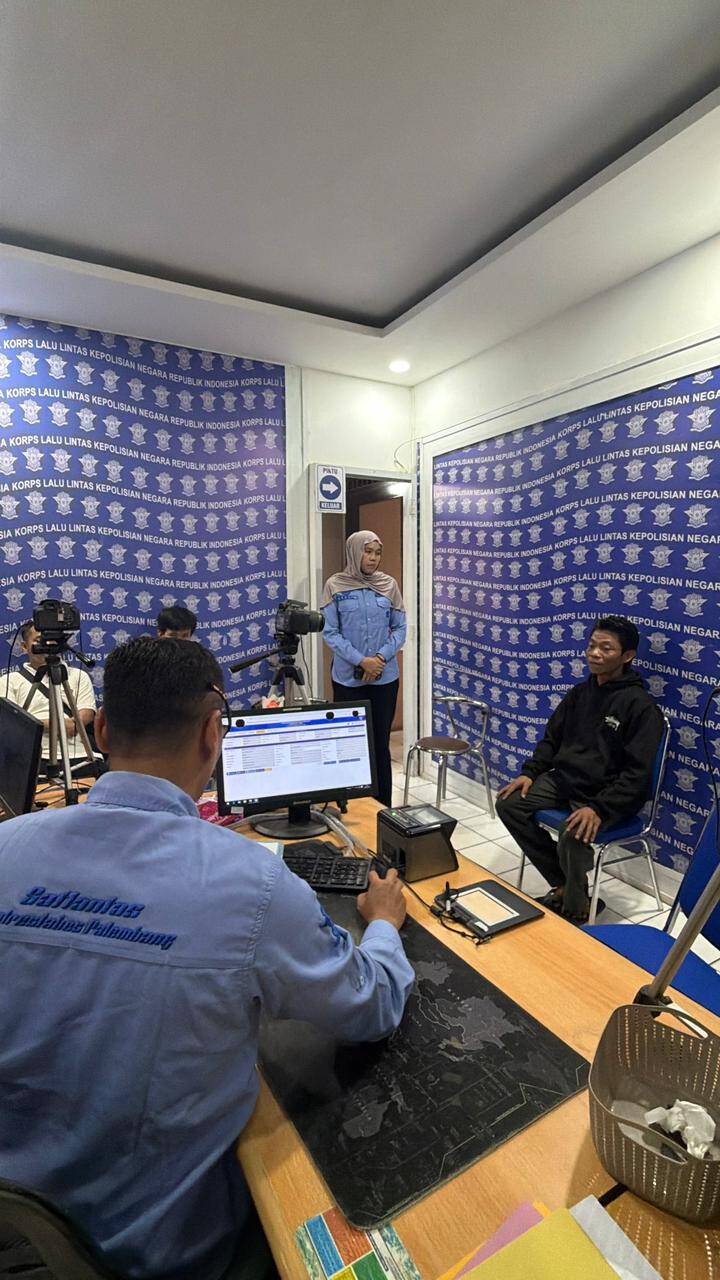 Petugas Satlantas Polrestabes Palembang melayani proses registrasi dan identifikasi SIM D bagi atlet disabilitas di Satpas Jakabaring, Palembang, Kamis (16/4/2026). Program SIM D gratis ini merupakan wujud nyata pelayanan Polri yang inklusif dan apresiasi terhadap atlet berprestasi guna mendukung kemandirian serta keselamatan berkendara bagi penyandang disabilitas. (Foto: Dok/yulie)