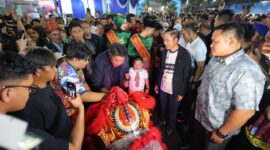 SINERGI KEBANGKITAN EKONOMI: Wali Kota Palembang Ratu Dewa (tengah) bersama Gubernur Sumsel Herman Deru saat meninjau antusiasme warga dan pelaku UMKM pada peluncuran Car Free Night (CFN) Atmo di Jalan Kolonel Atmo, Palembang, Sabtu (18/4). Program ini diharapkan menjadi magnet wisata baru sekaligus penggerak utama ekonomi kreatif berbasis kerakyatan di Kota Palembang. (Foto: Dok/Pemkot Palembang)