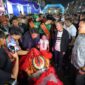 SINERGI KEBANGKITAN EKONOMI: Wali Kota Palembang Ratu Dewa (tengah) bersama Gubernur Sumsel Herman Deru saat meninjau antusiasme warga dan pelaku UMKM pada peluncuran Car Free Night (CFN) Atmo di Jalan Kolonel Atmo, Palembang, Sabtu (18/4). Program ini diharapkan menjadi magnet wisata baru sekaligus penggerak utama ekonomi kreatif berbasis kerakyatan di Kota Palembang. (Foto: Dok/Pemkot Palembang)