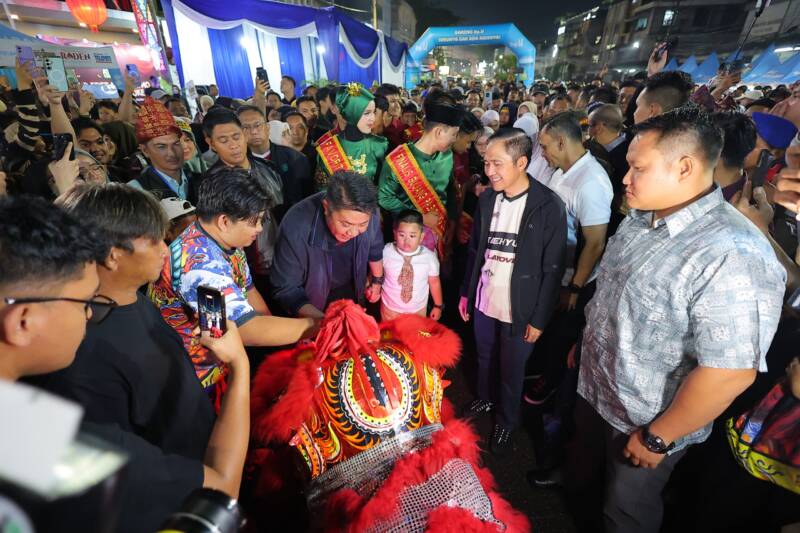 SINERGI KEBANGKITAN EKONOMI: Wali Kota Palembang Ratu Dewa (tengah) bersama Gubernur Sumsel Herman Deru saat meninjau antusiasme warga dan pelaku UMKM pada peluncuran Car Free Night (CFN) Atmo di Jalan Kolonel Atmo, Palembang, Sabtu (18/4). Program ini diharapkan menjadi magnet wisata baru sekaligus penggerak utama ekonomi kreatif berbasis kerakyatan di Kota Palembang. (Foto: Dok/Pemkot Palembang)