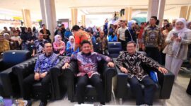 Gubernur Sumatera Selatan, Dr. H. Herman Deru (tengah), didampingi tokoh pendidikan saat menghadiri Final Lomba Video AI bertema Ketahanan Pangan di Palembang, Minggu (19/4). Dalam arahannya, Gubernur menekankan agar mahasiswa menggunakan teknologi AI secara bijak dan aplikatif untuk membantu produktivitas petani lokal. (Foto: Dok/Pemprov Sumsel)
