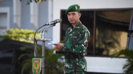 Kasrem 044/Gapo, Kolonel Inf Andi Gus Wulandri, saat membacakan amanat Panglima TNI pada Upacara 17-an di Makorem 044/Gapo, Palembang, Senin (20/4). Panglima TNI menginstruksikan seluruh prajurit untuk menjaga nama baik institusi, menjauhi pelanggaran hukum, dan bijak dalam menggunakan media sosial demi mempertahankan kepercayaan masyarakat. (Foto: Penrem 044/Gapo)