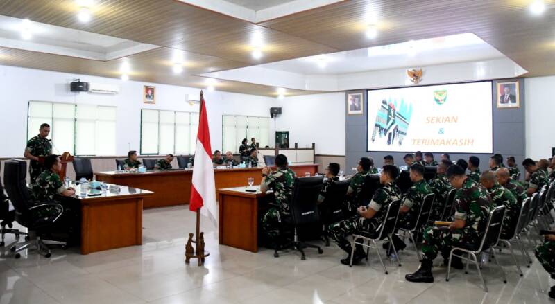 Kasrem 044/Gapo Kolonel Inf Andi Gus Wulandri (tengah) saat menghadiri Taklimat Akhir Audit Kinerja Itdam II/Swj di Makorem 044/Gapo, Palembang, Senin (20/4/2026). Korem 044/Gapo berkomitmen menindaklanjuti seluruh temuan audit secara tuntas demi mewujudkan satuan yang transparan, akuntabel, dan profesional. (Foto: Penrem 044/Gapo)