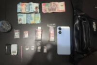 Personel Satresnarkoba Polres Lahat menunjukkan tersangka DA (31) beserta barang bukti 4 paket sabu, timbangan digital, dan alat pendukung lainnya usai ditangkap di Kelurahan Pasar Lama, Lahat, Minggu (19/4). Penangkapan ini merupakan bagian dari komitmen tegas Polda Sumsel dalam memberantas peredaran gelap narkotika hingga ke akar-akarnya. (Foto: Polres Lahat)  