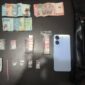 Personel Satresnarkoba Polres Lahat menunjukkan tersangka DA (31) beserta barang bukti 4 paket sabu, timbangan digital, dan alat pendukung lainnya usai ditangkap di Kelurahan Pasar Lama, Lahat, Minggu (19/4). Penangkapan ini merupakan bagian dari komitmen tegas Polda Sumsel dalam memberantas peredaran gelap narkotika hingga ke akar-akarnya. (Foto: Polres Lahat)  