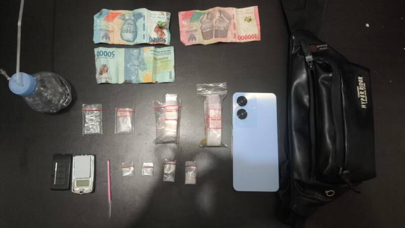 Personel Satresnarkoba Polres Lahat menunjukkan tersangka DA (31) beserta barang bukti 4 paket sabu, timbangan digital, dan alat pendukung lainnya usai ditangkap di Kelurahan Pasar Lama, Lahat, Minggu (19/4). Penangkapan ini merupakan bagian dari komitmen tegas Polda Sumsel dalam memberantas peredaran gelap narkotika hingga ke akar-akarnya. (Foto: Polres Lahat)  