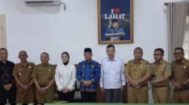 Usai dilantik sebagai Pejabat Pimpinan Tinggi Pratama pada Selasa pagi, Kepala Dinas PU Kabupaten Lahat, Jefran Azsyaputra, langsung tancap gas mendampingi Bupati Lahat dalam penandatanganan MoU dengan PT. Supreme Energy Rantau Dedap di Pendopoan Rumah Dinas Bupati. (Foto: Dok/Humas PU Lahat)
