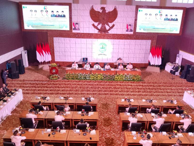 Ketua DPRD PALI H. Ubaidillah memimpin jalannya Rapat Paripurna HUT Kabupaten PALI ke-13 di Gedung DPRD PALI, Rabu (22/4/2026). Momentum ini menjadi ajang penguatan sinergi antara legislatif dan eksekutif demi mewujudkan PALI yang lebih maju. (Foto: Dok/Santo)