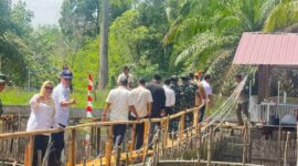 Pasca dilantik, Kadis PUPR Lahat Jeffran Azsyapputra langsung meninjau lokasi kolam ikan di Desa Lubuk Tampang, Kikim Timur, Rabu (22/4). Langkah ini menjadi komitmen awal Jeffran dalam mempercepat pembangunan infrastruktur penunjang ekonomi rakyat di Bumi Seganti Setungguan. (Foto: Dok/Humas PU Lahat)