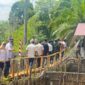 Pasca dilantik, Kadis PUPR Lahat Jeffran Azsyapputra langsung meninjau lokasi kolam ikan di Desa Lubuk Tampang, Kikim Timur, Rabu (22/4). Langkah ini menjadi komitmen awal Jeffran dalam mempercepat pembangunan infrastruktur penunjang ekonomi rakyat di Bumi Seganti Setungguan. (Foto: Dok/Humas PU Lahat)