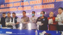 Kepala BNNP Sumsel, Brigjen Pol Hisar Siallagan (tengah), bersama jajaran menunjukkan barang bukti 16,9 kg sabu jaringan Malaysia sebelum dimusnahkan di Palembang, Rabu (22/4/2026). Barang haram senilai miliaran rupiah ini disita dari penggerebekan di sebuah gudang perumahan. (Foto: Dok/Humas BNNP Sumsel)