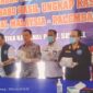 Kepala BNNP Sumsel, Brigjen Pol Hisar Siallagan (tengah), bersama jajaran menunjukkan barang bukti 16,9 kg sabu jaringan Malaysia sebelum dimusnahkan di Palembang, Rabu (22/4/2026). Barang haram senilai miliaran rupiah ini disita dari penggerebekan di sebuah gudang perumahan. (Foto: Dok/Humas BNNP Sumsel)