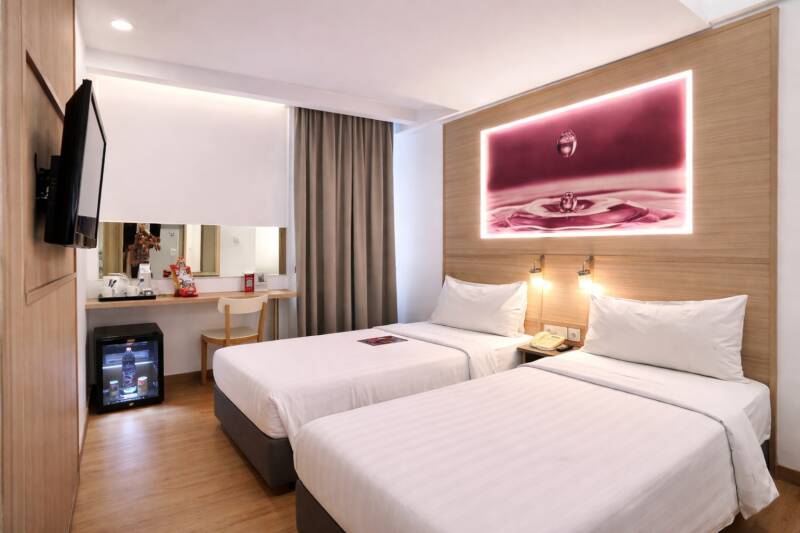 Suasana kamar modern di fave+ Hotel Palembang yang menjadi bagian dari paket eksklusif 