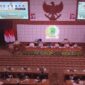 Gubernur Sumatera Selatan, H. Herman Deru, menyampaikan sambutan tegas dalam Sidang Paripurna HUT ke-13 Kabupaten PALI di Gedung DPRD PALI, Rabu (22/4). Dalam pidatonya, Gubernur menekankan pentingnya optimalisasi sektor migas dan komitmen nyata pejabat sebagai pelayan rakyat guna memastikan kesejahteraan merata hingga ke tingkat desa. (Foto: Dok/ Santo)