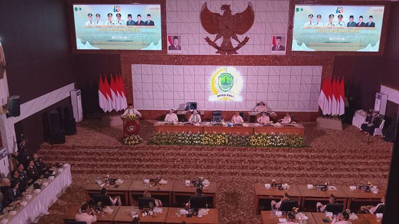 Gubernur Sumatera Selatan, H. Herman Deru, menyampaikan sambutan tegas dalam Sidang Paripurna HUT ke-13 Kabupaten PALI di Gedung DPRD PALI, Rabu (22/4). Dalam pidatonya, Gubernur menekankan pentingnya optimalisasi sektor migas dan komitmen nyata pejabat sebagai pelayan rakyat guna memastikan kesejahteraan merata hingga ke tingkat desa. (Foto: Dok/ Santo)