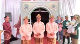 KETUA DPRD PALI, H. UBAIDILLAH (tengah) bersama Wakil Ketua DPRD PALI, H. Kristian dan Firdaus Hasbullah, mengenakan pakaian adat Palembang berwarna pink, melangkah di karpet merah saat menghadiri acara HUT ke-13 Kabupaten PALI. (Foto: Dok/ Alek)