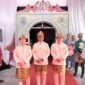 KETUA DPRD PALI, H. UBAIDILLAH (tengah) bersama Wakil Ketua DPRD PALI, H. Kristian dan Firdaus Hasbullah, mengenakan pakaian adat Palembang berwarna pink, melangkah di karpet merah saat menghadiri acara HUT ke-13 Kabupaten PALI. (Foto: Dok/ Alek)