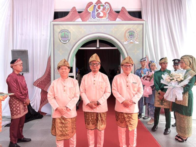KETUA DPRD PALI, H. UBAIDILLAH (tengah) bersama Wakil Ketua DPRD PALI, H. Kristian dan Firdaus Hasbullah, mengenakan pakaian adat Palembang berwarna pink, melangkah di karpet merah saat menghadiri acara HUT ke-13 Kabupaten PALI. (Foto: Dok/ Alek)