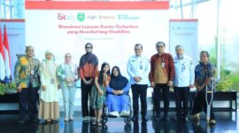 Direktur Kepatuhan & Manajemen Risiko Bank Sumsel Babel, Riera Ecorhynalda (ketiga dari kiri), bersama Sekda Sumsel Edward Candra (kelima dari kanan), perwakilan OJK, dan komunitas disabilitas dalam kegiatan Diseminasi Layanan Perbankan Aksesibel di Palembang (22/4). Bank Sumsel Babel berkomitmen mewujudkan inklusi keuangan yang ramah dan bermartabat bagi seluruh lapisan masyarakat tanpa diskriminasi. (Foto: Dok/OJK Sumsel)
