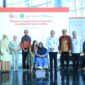 Direktur Kepatuhan & Manajemen Risiko Bank Sumsel Babel, Riera Ecorhynalda (ketiga dari kiri), bersama Sekda Sumsel Edward Candra (kelima dari kanan), perwakilan OJK, dan komunitas disabilitas dalam kegiatan Diseminasi Layanan Perbankan Aksesibel di Palembang (22/4). Bank Sumsel Babel berkomitmen mewujudkan inklusi keuangan yang ramah dan bermartabat bagi seluruh lapisan masyarakat tanpa diskriminasi. (Foto: Dok/OJK Sumsel)