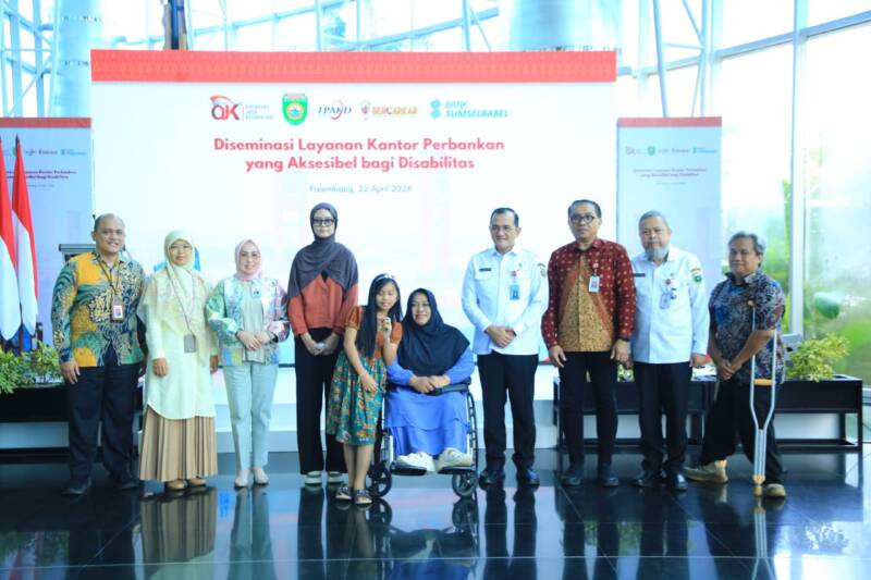 Direktur Kepatuhan & Manajemen Risiko Bank Sumsel Babel, Riera Ecorhynalda (ketiga dari kiri), bersama Sekda Sumsel Edward Candra (kelima dari kanan), perwakilan OJK, dan komunitas disabilitas dalam kegiatan Diseminasi Layanan Perbankan Aksesibel di Palembang (22/4). Bank Sumsel Babel berkomitmen mewujudkan inklusi keuangan yang ramah dan bermartabat bagi seluruh lapisan masyarakat tanpa diskriminasi. (Foto: Dok/OJK Sumsel)
