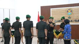Danrem 044/Gapo Brigjen TNI Khabib Mahfud memimpin upacara Sertijab Dandim 0404/Muara Enim dan Dandim 0405/Lahat di Aula Makorem 044/Gapo, Palembang (21/4/2026). Rotasi ini bertujuan untuk penguatan kinerja satuan dan pembinaan karier perwira TNI AD. (Foto: Dok/Penrem 044/Gapo)