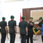 Danrem 044/Gapo Brigjen TNI Khabib Mahfud memimpin upacara Sertijab Dandim 0404/Muara Enim dan Dandim 0405/Lahat di Aula Makorem 044/Gapo, Palembang (21/4/2026). Rotasi ini bertujuan untuk penguatan kinerja satuan dan pembinaan karier perwira TNI AD. (Foto: Dok/Penrem 044/Gapo)