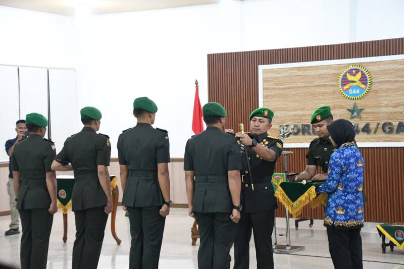 Danrem 044/Gapo Brigjen TNI Khabib Mahfud memimpin upacara Sertijab Dandim 0404/Muara Enim dan Dandim 0405/Lahat di Aula Makorem 044/Gapo, Palembang (21/4/2026). Rotasi ini bertujuan untuk penguatan kinerja satuan dan pembinaan karier perwira TNI AD. (Foto: Dok/Penrem 044/Gapo)