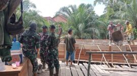 Personel Koramil 404-03/Pendopo Kodim 0404/Muara Enim bersama warga bahu-membahu dalam pengecoran Jembatan Beton Tahap IV di Desa Muara Dua, PALI, Kamis (23/04). Pembangunan ini menjadi langkah strategis memperlancar akses transportasi dan mempercepat denyut ekonomi masyarakat pedesaan. (Foto: Dok/Penrem 044/Gapo)