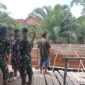 Personel Koramil 404-03/Pendopo Kodim 0404/Muara Enim bersama warga bahu-membahu dalam pengecoran Jembatan Beton Tahap IV di Desa Muara Dua, PALI, Kamis (23/04). Pembangunan ini menjadi langkah strategis memperlancar akses transportasi dan mempercepat denyut ekonomi masyarakat pedesaan. (Foto: Dok/Penrem 044/Gapo)