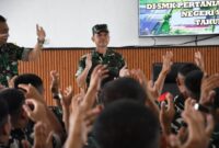 Kasrem 044/Gapo, Kolonel Inf Andi Gus Wulandri, memberikan arahan langsung saat pembukaan Bimtek Pertanian bagi prajurit Yon TP 947, 948, dan 950 di Palembang, Kamis (23/4). (Foto: Dok/Penrem 044/Gapo)  