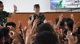 Kasrem 044/Gapo, Kolonel Inf Andi Gus Wulandri, memberikan arahan langsung saat pembukaan Bimtek Pertanian bagi prajurit Yon TP 947, 948, dan 950 di Palembang, Kamis (23/4). (Foto: Dok/Penrem 044/Gapo)  