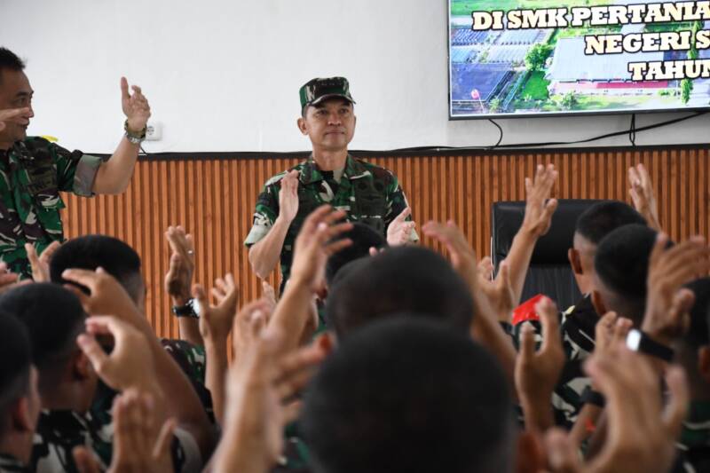 Kasrem 044/Gapo, Kolonel Inf Andi Gus Wulandri, memberikan arahan langsung saat pembukaan Bimtek Pertanian bagi prajurit Yon TP 947, 948, dan 950 di Palembang, Kamis (23/4). (Foto: Dok/Penrem 044/Gapo)