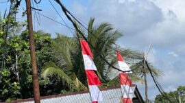 Kawasan Rejosari, PALI. Kondisi instalasi listrik di Jalan Pancasila dilaporkan memprihatinkan. Warga mengandalkan tiang milik pribadi yang rusak parah dan berulang kali memicu korsleting listrik. Pengaduan ke PLN Pendopo belum ditanggapi. Warga berharap perhatian serius demi keselamatan nyawa mereka. (Foto: Dok/Alber Irawan)