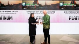 Perwakilan Pertamina Hulu Rokan (PHR) Zona 1 saat menerima penghargaan dalam ajang 18th Annual Global CSR & ESG Summit & Awards 2026 di Bangkok, Thailand, Jumat (24/4). PHR Zona 1 sukses memboyong penghargaan Platinum untuk kategori Best Women Empowerment dan Silver untuk Best Community Program. (Foto: Dok/SKK Migas Sumsel)