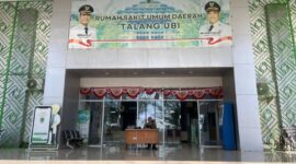 Gedung A RSUD Talang Ubi yang telah rampung kini berdiri megah sebagai simbol kebangkitan layanan kesehatan di Kabupaten PALI. Di bawah kepemimpinan Bupati Asgianto, ST., rumah sakit ini tengah bersiap naik kelas menuju Tipe B dengan dukungan dana pusat. (Foto: Dok/Alber Irawan)